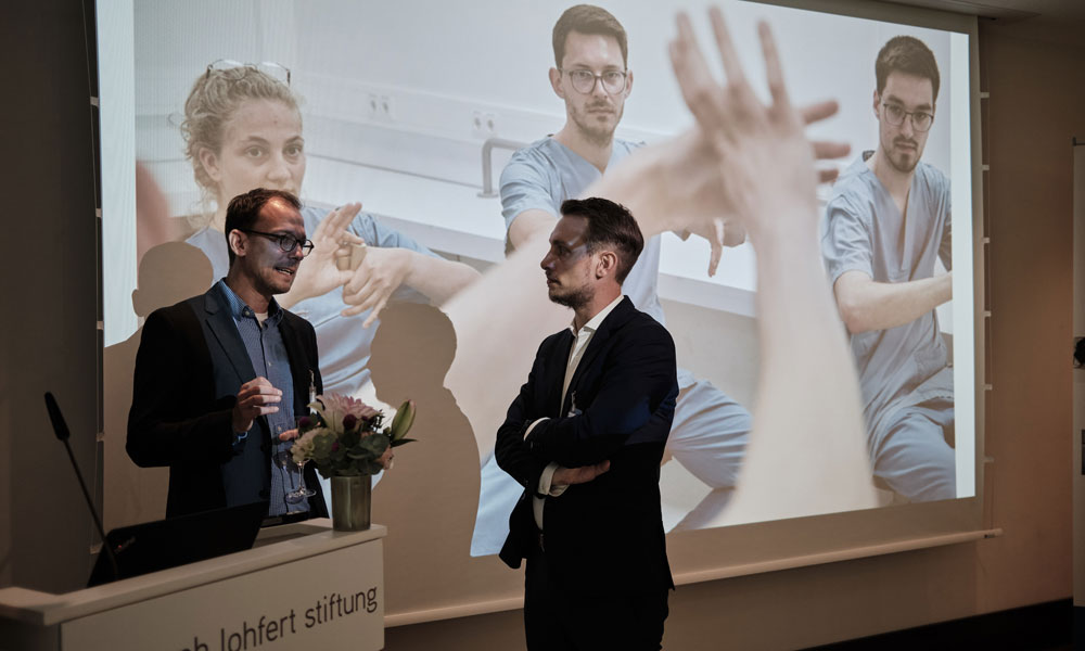 Stiftungsreferent Dr. Thomas Lehnert im Gespräch mit dem Preisträger Dr. Urs Mücke.