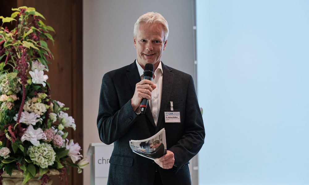 Der Kinderonkologe und stellv. Kuratoriumsvorsitzende Dr. Andreas Beilken würdigt das das Preisträgerprojekt 2024.