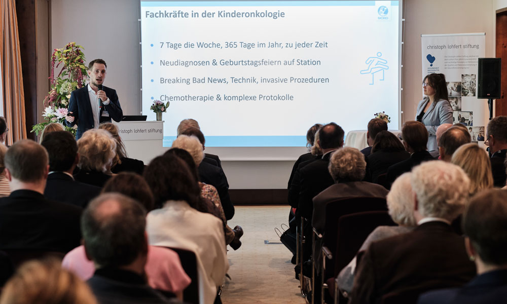 Dr. Urs Mücke und Anna-Lena Herbach stellen ihr Projekt 