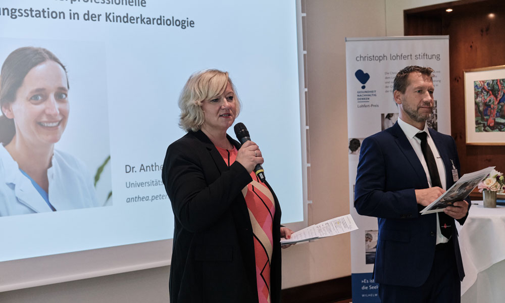Sabine Brase und Prof. Dr. Dr. Kai Zacharowski stellen dem Publikum die Projekte der beiden lobend erwähnten Projekte vor.
