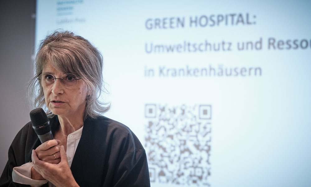 Schirmherrin Dr. Regina Klakow-Franck kündigt das Ausschreibungsthema für den Lohfert-Preis 2025 an.