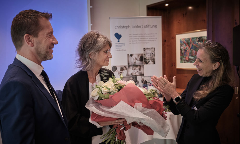 Stiftungsvorstand Prof. Dr. Dr. Kai Zacharowski und Carolina Lohfert Praetorius bedanken sich bei der Schirmherrin Dr. Regina Klakow-Franck für ihr Engagement.nstrauß