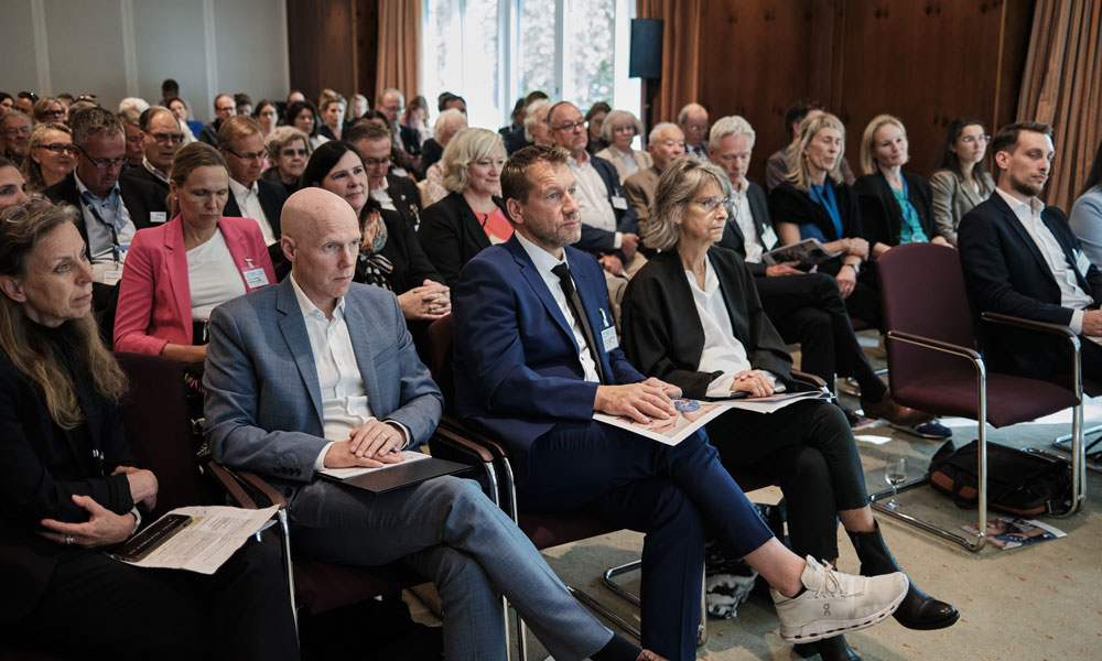 Gute Stimmung während der Preisverleihung 2024: Hamburgs Staatsrat Tim Angerer und Stiftungsvorstand Prof. Dr. Dr. Kai Zacharowski