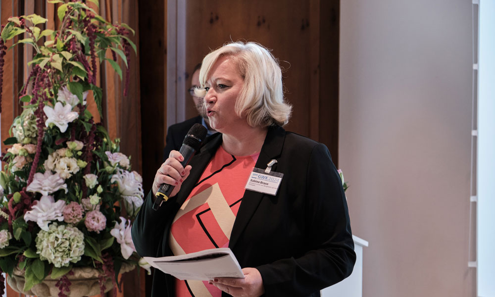 Sabine Brase stellt das von der Jury lobend erwähnte Projekt "Kinder-IPSTA" vom Universitätsklinikum Bonn vor.