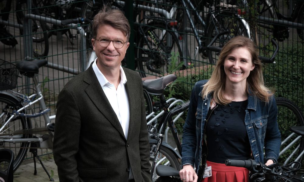 Prof. Dr. Uwe Platzbecker, medizinischer Vorstand, mit Dr. Diana Hertzschuch, Qualitäts- und Prozessmanagerin, die sich für die Verbesserung der klimafreundlichen Mobilität einsetzt.. Bild: Bertram Solcher