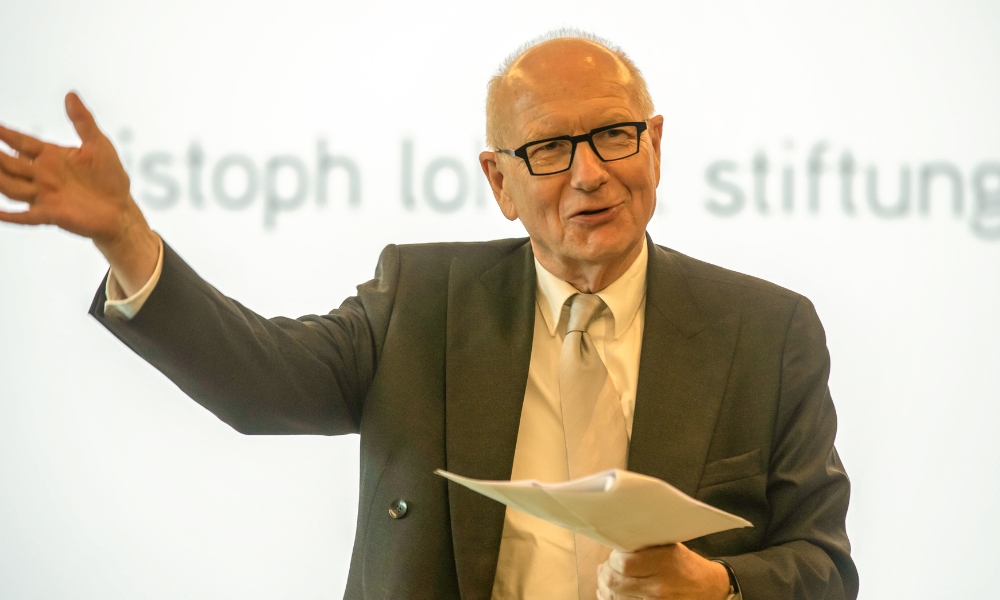 Der Kuratoriumsvorsitzende Prof. Heinz Lohmann moderiert die Verleihung des Lohfert-Preises im Rahmen des von ihm gegründeten Hamburger Gesundheitswirtschafskongresses.