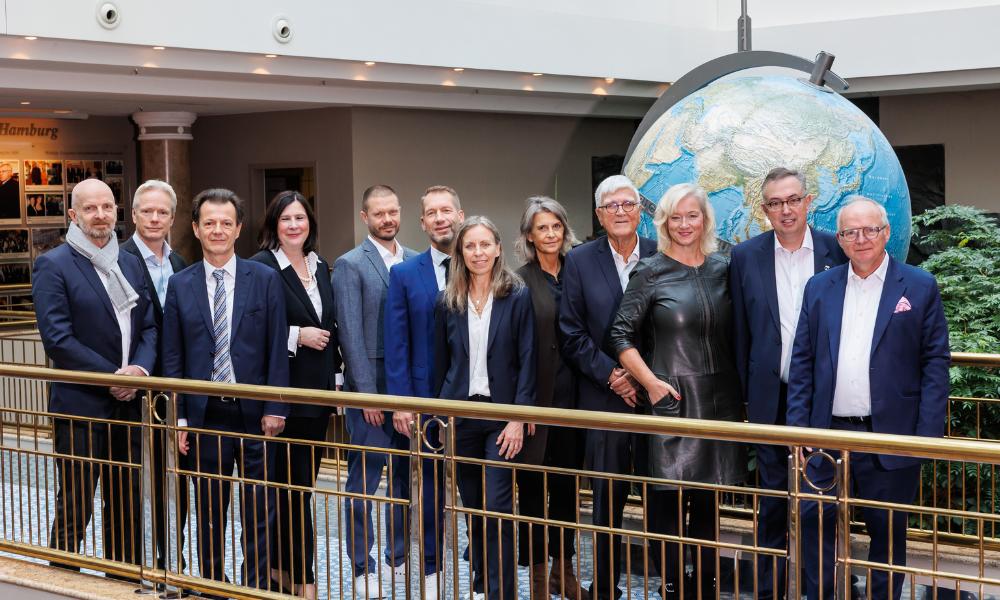 Die Preisträger mit Mitglieder der Jury, des Kuratoriums und des Vorstands (v.l.n.r.): Stefan Engel, Dr. Andreas Beilken, Janko Haft, Porf. Dr. Claudia Schmidtke, Patrick Emmerlich, Vorstände Prof. Dr. Dr. Kai Zacharowski, Carolina Lohfert Praetorius, Dr. Regina Klakow-Franck, Dr. Detlef Thomsen, Sabine Brase, Karsten Honsel, Prof. Dr. Volker Amelung