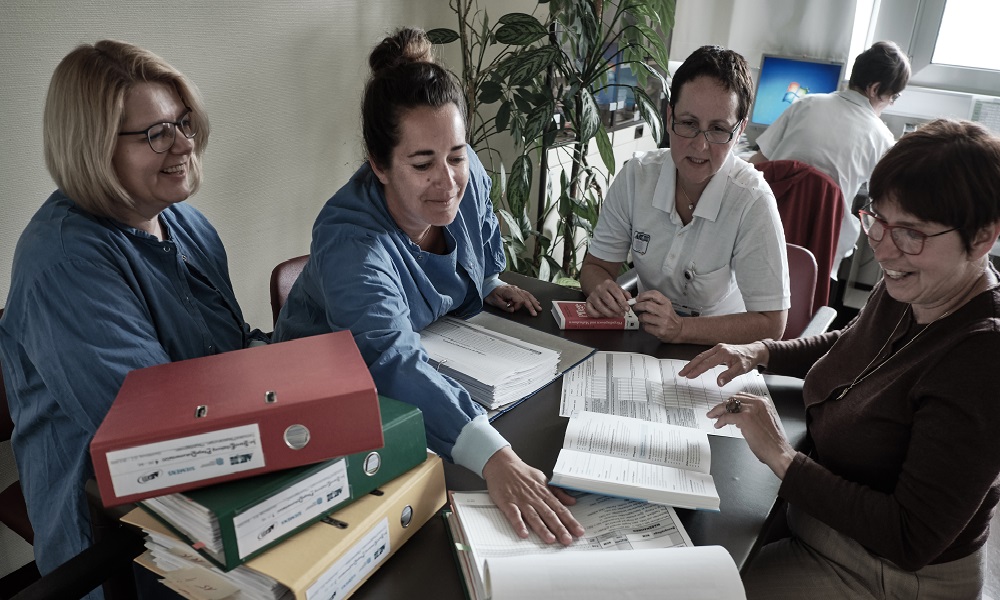 Zeitaufwendiger Papierdschungel – vor dem Projektstart wurden über 70 unterschiedliche Pflegeprotokolle verwendet.