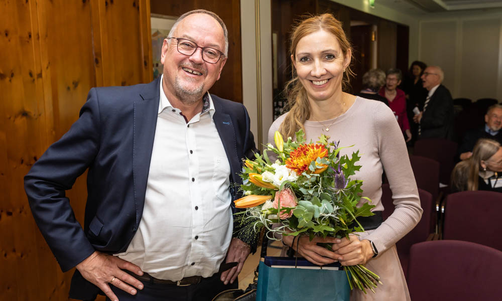 Jurymitglied Dr. A. Tecklenburg mit Medienpreisträgerin Prof. Dr. Sandra Ciesek, UK Frankfurt