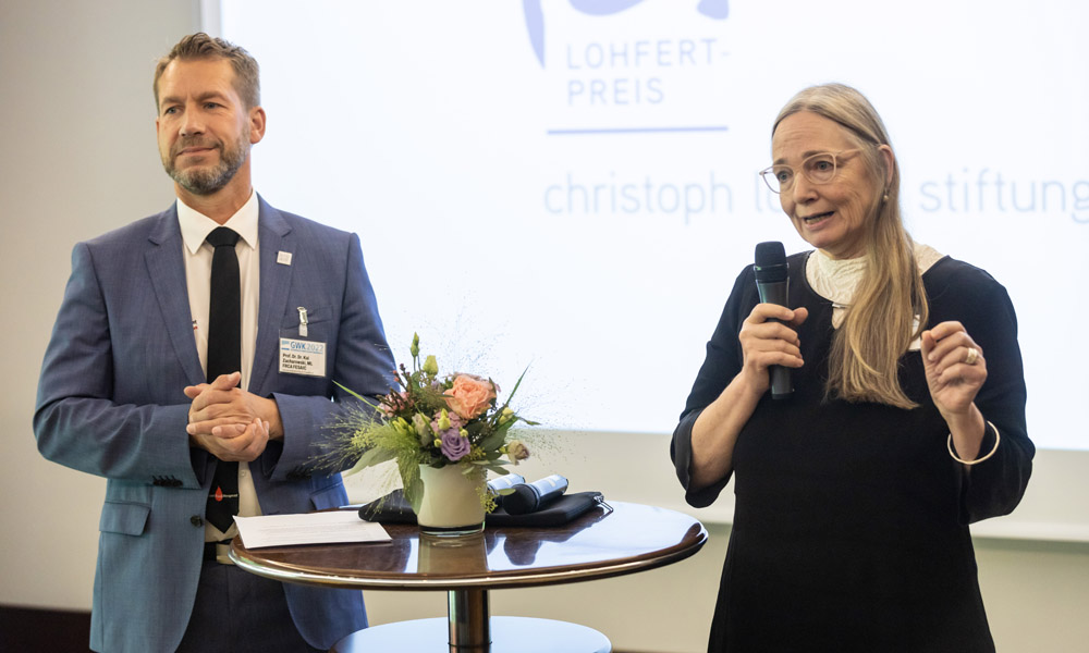 Vorstandsvorsitzender Prof. Dr. Dr. Kai Zacharowski mit der Lohfert-Preisträgerin 2020, Dr. Ursula Wolf, UK Halle