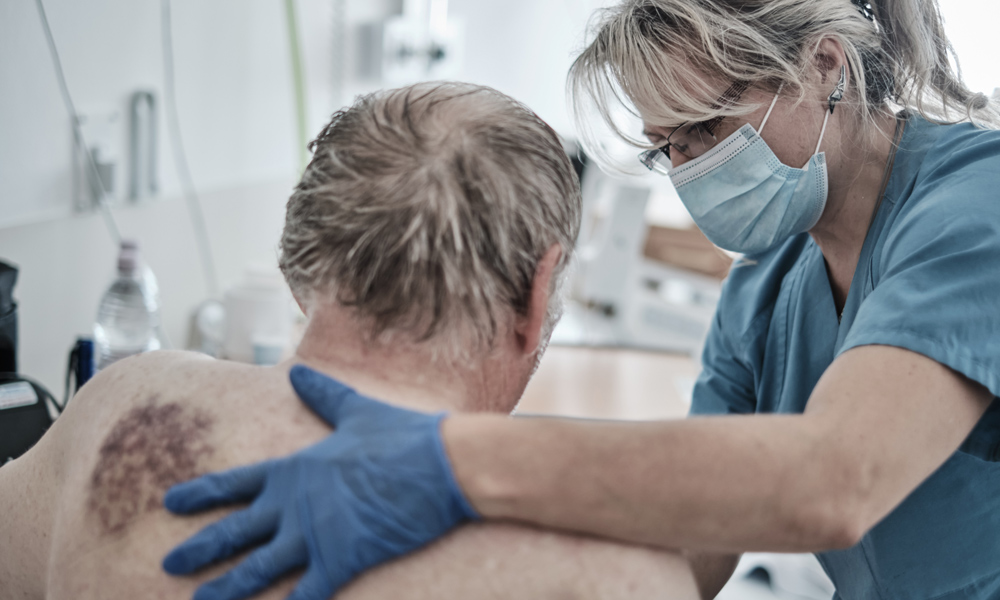 Bei der Physiotherapie werden Patienten nach einem Sturz oder einer Operation wieder körperlich aufgebaut.