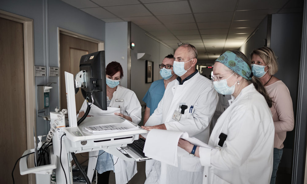 Haben die Polypharmazie genau im Blick: Dr. Rüdiger Neef und Dr. Ursula Wolf bei der 14-tägigen Visite auf der Station der Alterstraumatplogie.