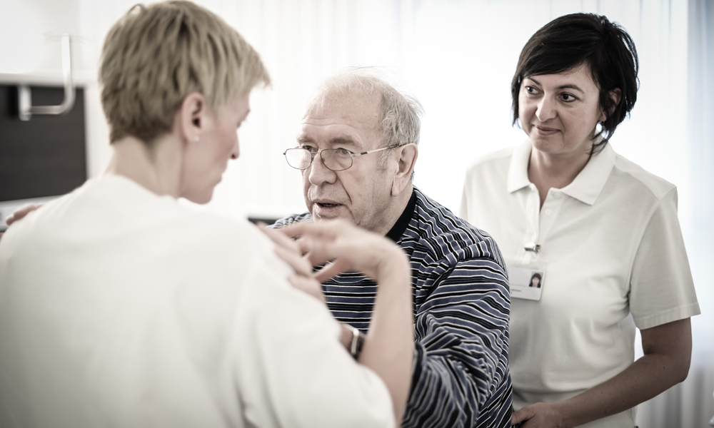 Patientensicherheit und -orientierung umfassen viele Aspekte: zum Beispiel die (nonverbale) Kommunikation zwischen Demenz-Pflegeexperten und Patient:innen (Blauer Punkt, Lohfert-Preis 2013)