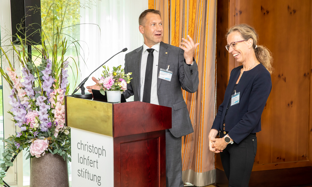 Der Vorstandsvorsitzende Prof. Kai Zacharowski sowie die stellv. Vorstandsvorsitzende Carolina Lohfert Praetorius der Christoph Lohfert Stiftung ehren die Preisträger wie jedes Jahr mit einer Urkunde. © Michael Rauhe