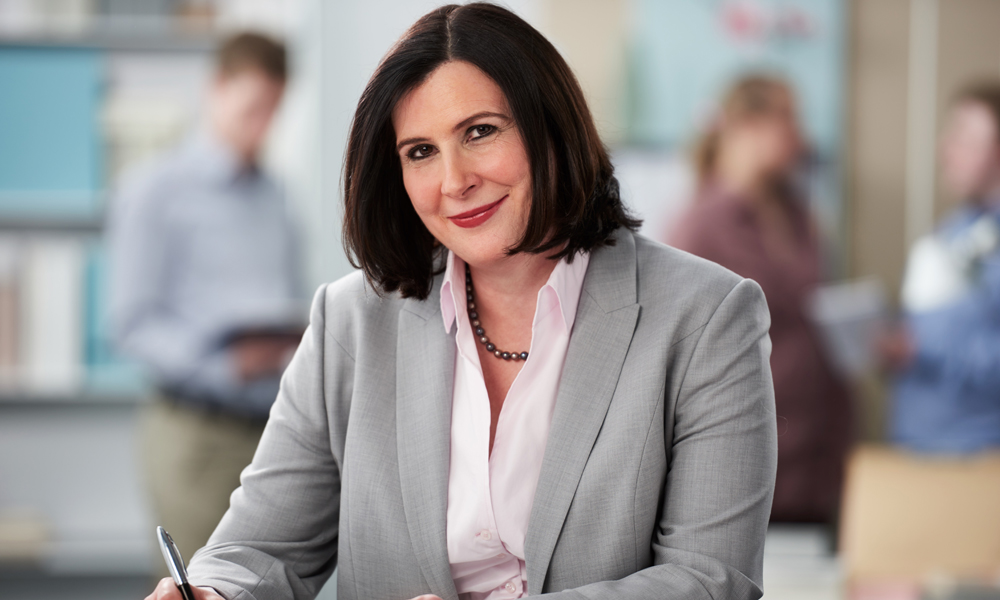 Prof. Dr. Claudia Schmidtke, MdB, Beauftragte der Bundesregierung für die Belange der Patientinnen und Patienten hält ein Grußwort für die diesjährigen Preisträger. © Jan Kopetzky