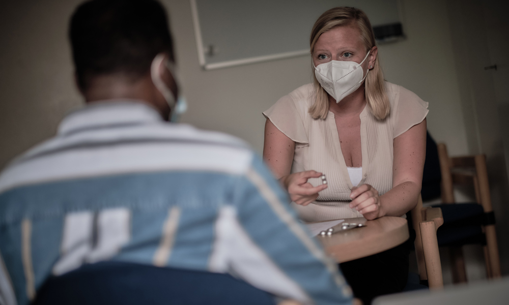 Die individuelle Medikation ist eine wichtige Säule der Therapie. Die Ärztin Dr. Laura van Horn berät einen Patienten.