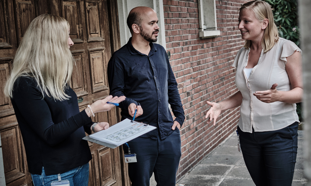 Teambesprechungen finden derzeit entweder online, oder an schönen Tagen auch draußen statt. v.li.: Dr. Anja Christine Rohenkohl, Dr. Aljosha Deen, Dr. Laura van Horn.