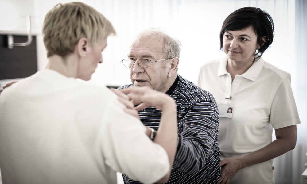 Den Menschen aktiv halten - Demenzexpertin Susanne Johannes (3.v.l.) im Jahr 2013 bei der Arbeit mit einem Patienten