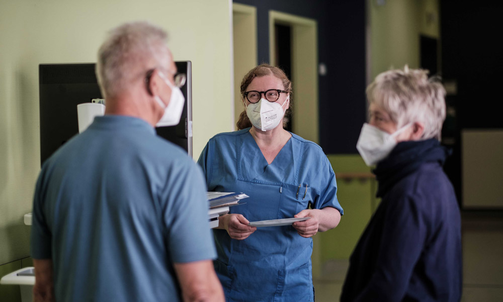 Der Patient erhält den »normalen« ärztlichen Entlassbrief. Trotz guten ärztlichen Gesprächs: Patient:innen benötigen nachlesbare Erläuterungen, der Arztbrief ist für sie nicht verständlich.