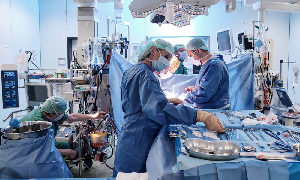 Eine Operation am Herzzentrum Dresden: Technik und Können arbeiten Hand-in-Hand im Einsatz für den Patienten.