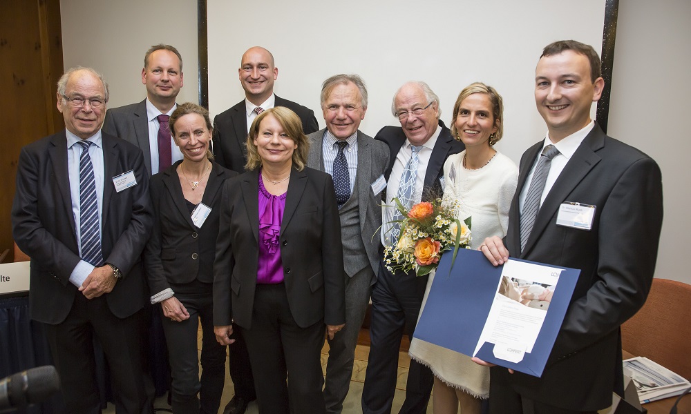 Dr. Hendrik Rüddel (4.v.l.) im Kreise der 2015ner-Preisträger:in und des Stiftungsvorstands. Mit dabei (v.ln.r.): Dr. Dr. Peter Lohfert, Dr. Frank Bloos, Ph.D., Carolina Lohfert Praetorius, Dr. Hendrik Rüddel, Schirmherrin Senatorin a.D. Cornelia Prüfer-Storcks, Prof. Dr. Konrad Reinhart, Dr. Christoph Lohfert, Prof. Dr. Monika Engelhardt, Dr. Markus Ruch