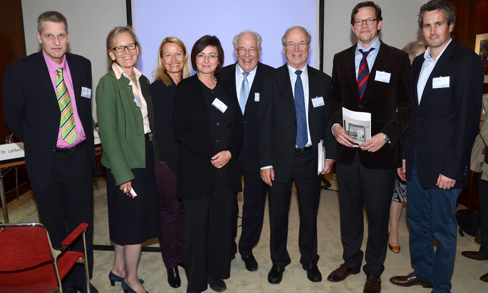 Ausgezeichnet: Die allererste Verleihung des Lohfert-Preises – der Lohfert-Preis 2013 ging gleich an drei Projekte. Von links nach rechts: Prof. Dr. Rolf Diehl, „Blauer Punkt“, Alfried Krupp Krankenhaus Essen, Dr. Ruth Baumann-Hölzle und Barbara Dinten-Schmid „Basiswissen Ethik im Zürcher Neo-Ethikmodell“, Susanne Johannes, „Blauer Punkt“, Dr. Christoph Lohfert, Dr. Dr. Peter Lohfert, Prof. Dr. med. Peter W. Radke und Dr. Timothy Mende (ehem. Krauss), Diagnosespezifisches Pfadkurvensystem „KombiKurve“, Lübeck (Foto M. Rauhe)