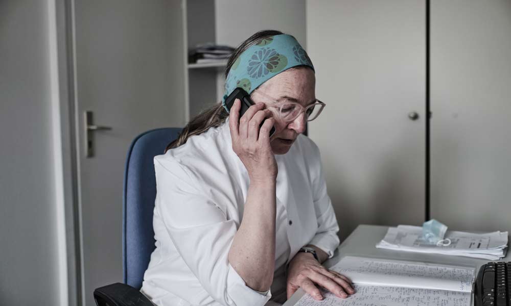 Dr. Ursula Wolf bei der Arbeit: 