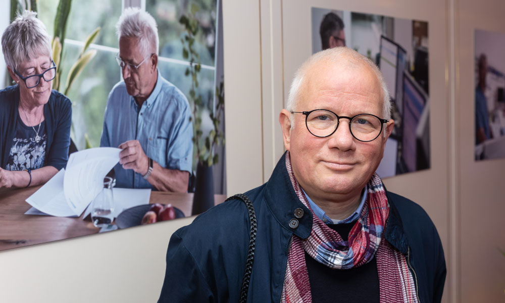 Medizinfotograf Bertram Solcher vor seinen Projektbildern, Foto: M. Rauhe