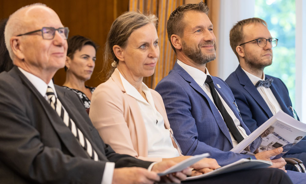 Hören der Staatsrätin Melanie Schlotzhauer zu: Prof. Heinz Lohmann, Carolina Lohfert Praetorius, Prof. Dr. Dr. Kai Zacharowski und Ansgar Jonietz