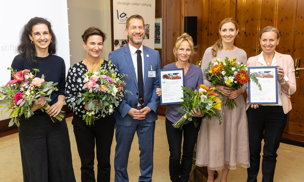 Ehrung der Medienpreisträgerinnen (v.l.n.r.): Beke Schulmann und Korinna Hennig (Medienpreisträgerinnen), Prof. Dr. Dr. Kai Zacharowski (Vorstand Christoph Lohfert Stiftung), Katharina Mahrenholtz und Prof. Dr. Sandra Ciesek (Medienpreisträgerinnen), Carolina Lohfert Praetorius (Vorstand Christoph Lohfert Stiftung), Foto M. Rauhe