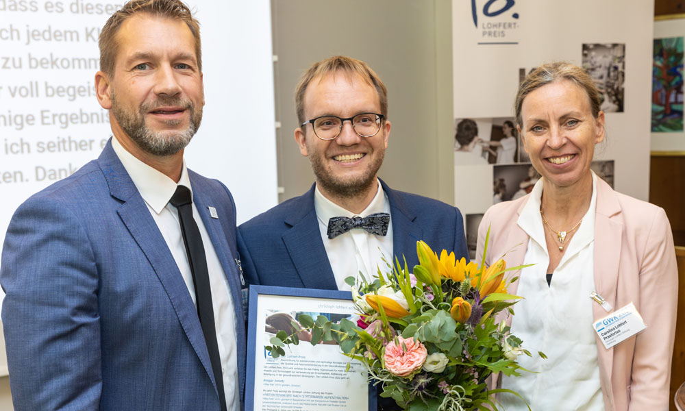 Ehrung des Lohfert-Preisträgers 2022 (v.r.n.l.): Carolina Lohfert Praetorius (Vorstand Christoph Lohfert Stiftung), Ansgar Jonietz (Lohfert-Preisträger 2022), Prof. Dr. Dr. Kai Zacharowski (Vorstand Christoph Lohfert Stiftung), Foto M. Rauhe