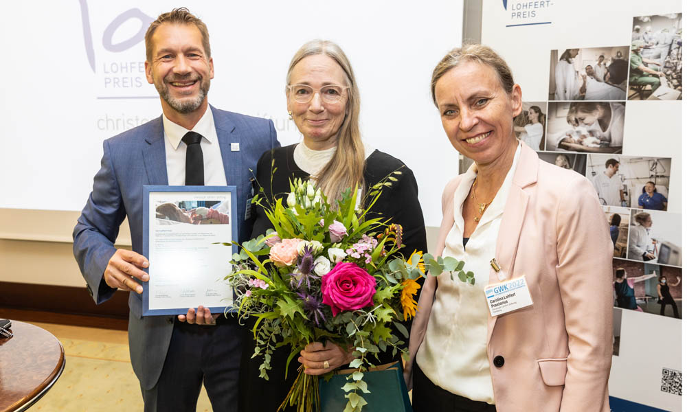 Ehrung der Lohfert-Preisträgerin 2020 (v.l.n.r.): Prof. Dr. Dr. Kai Zacharowski (Vorstand Christoph Lohfert Stiftung),  Dr. Ursula Wolf (Lohfert-Preisträgerin 2020), Carolina Lohfert Praetorius (Vorständin Christoph Lohfert Stiftung) Foto M. Rauhe