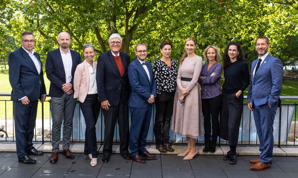 Stiftungsvorstand, Preisträger und Preisträgerinnen (v.l.n.r.): Jurymitglied Karsten Honsel, Kuratoriumsmitglied Stefan Engel, Carolina Lohfert Praetorius (Vorstand Christoph Lohfert Stiftung), Kuratoriumsmitglied Dr. Detlef Thomsen, Preisträger 2022: Ansgar Jonietz, Korinna Hennig, Prof. Dr. Sandra Ciesek, Katharina Mahrenholtz, Beke Schulmann (Medienpreisträgerinnen), Prof. Dr. Dr. Kai Zacharowski (Vorstand Christoph Lohfert Stiftung)