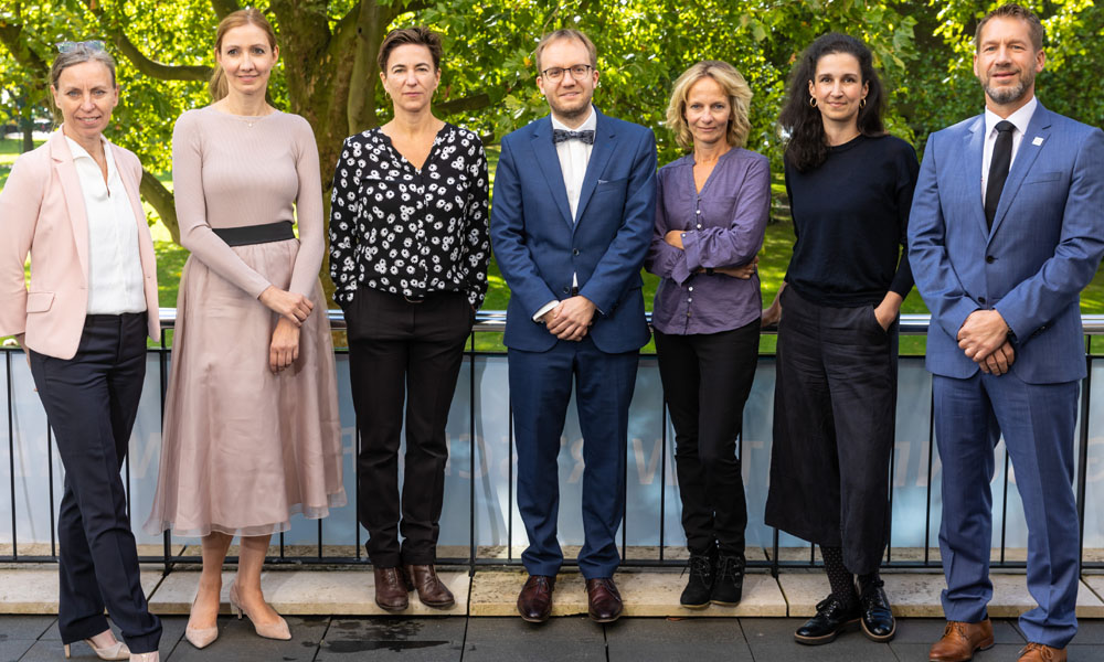 Stiftungsvorstand, Preisträger und Preisträgerinnen (v.l.n.r.): Carolina Lohfert Praetorius (Vorstand Christoph Lohfert Stiftung), Prof. Dr. Sandra Ciesek und Korinna Hennig (Medienpreisträgerinnen), Ansgar Jonietz (Lohfert-Preisträger 2022), Katharina Mahrenholtz und Beke Schulmann (Medienpreisträgerinnen), Prof. Dr. Dr. Kai Zacharowski (Vorstand Christoph Lohfert Stiftung), Foto M. Rauhe