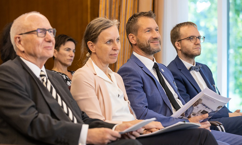 Hören der Staatsrätin Melanie Schlotzhauer zu: GWK-Kongresspräsident Prof. Heinz Lohmann, die Stiftungsvorstände Carolina Lohfert Praetorius und Prof. Dr. Dr. Kai Zacharowski sowie Preisträger Ansgar Jonietz