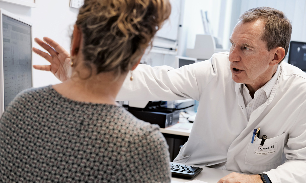 Im Gespräch: Auch nach der OP werden die PROs erhoben und liegen dem behandelnden Arzt vor dem Gespräch mit der Patientin vor. Gemeinsam lassen sich potenziell kritische Punkte direkt besprechen, Entwicklungen aufzeigen und weitere Schritte vereinbaren.