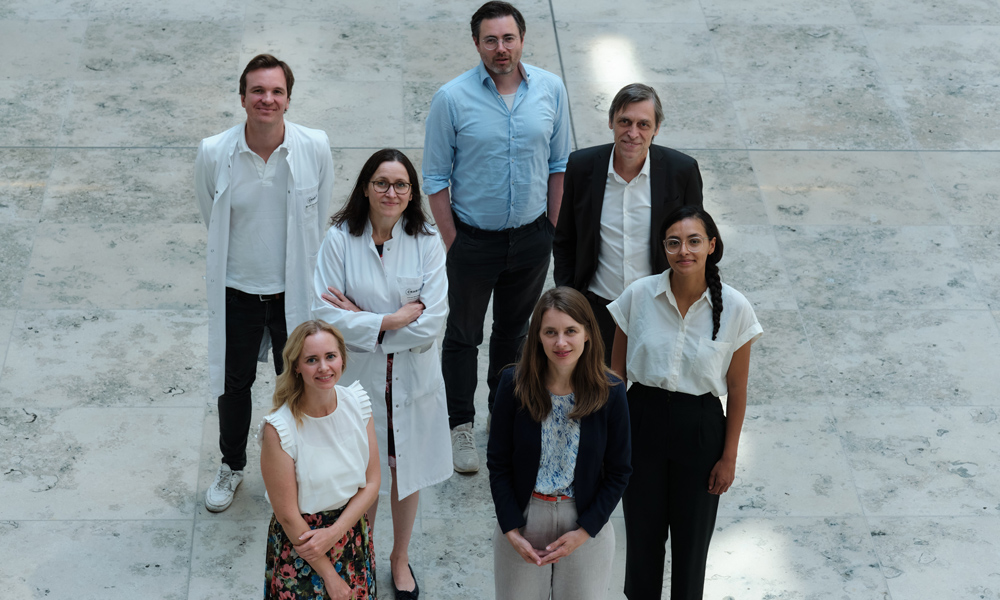 Das Projektteam (v.ln.r./von hinten nach vorne): Dr. Christoph Paul Klapproth, PD Dr. Felix Fischer, PD Dr. Maria Margarete Karsten, Prof. Dr. Matthias Rose, Dr. Andrea Figura,  Claudia Hartmann, Dr. Alizé Rogge