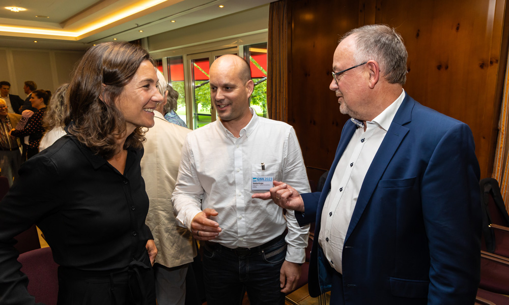 Die Gründer:in Prof. Dr. Pia Wülfing und Stefan Krojer im Gespräch mit Dr. Andreas Tecklenburg