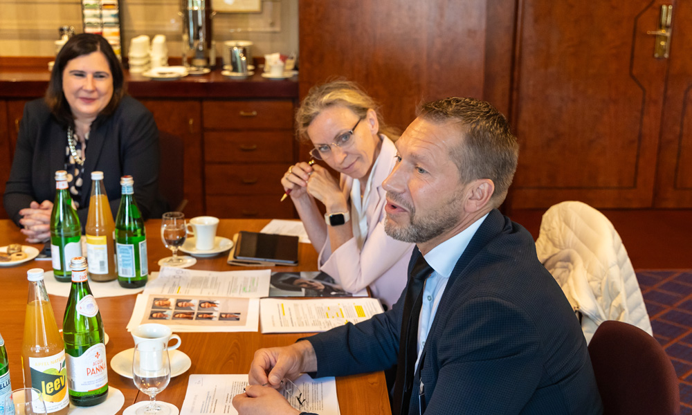 In der Vorbesprechung: Der Vorstand der Christoph Lohfert Stiftung Prof. Dr. Dr. Kai Zacharowski und Carolina Lohfert Praetorius mit Prof. Dr. Claudia Schmidtke