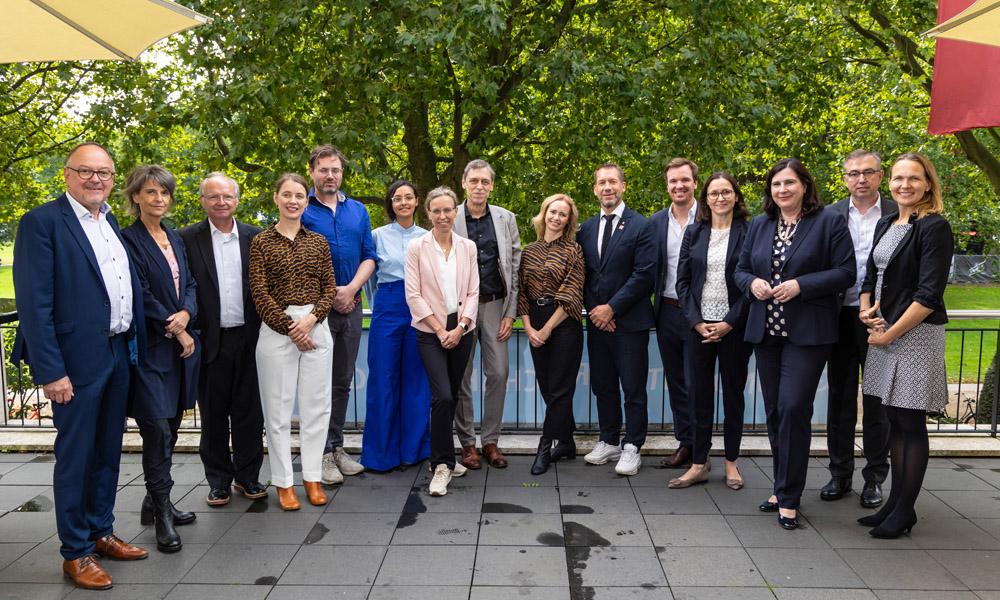 Vor der Preisverleihung auf der Terrasse des Grand Elysée Hotel Hamburg: Jurysprecher Dr. Andreas Tecklenburg, Schirmherrin Dr. Regina Klakow-Franck, Jurymitglied Prof. Dr. Volker Amelung, Preisträgerteam mit Claudia Hartmannm, PD Dr. Felix Fischer, Dr. Alizé Rogge, Stiftungsvorständin Carolina Lohfert Praetorius, Prof. Dr. Matthias Rose, Dr. Andrea Figura, Stiftungsvorstand Prof. Dr. Dr. Kai Zacharowski, ML FRCA FESAIC, Dr. Christoph Paul Klapproth, PD Dr. Maria Margarete Karsten, Gastjurorin Prof. Dr. Claudia Schmidtke, Jurymitglied Karsten Honsel und Prof. Dr. Andrea Steinbicker