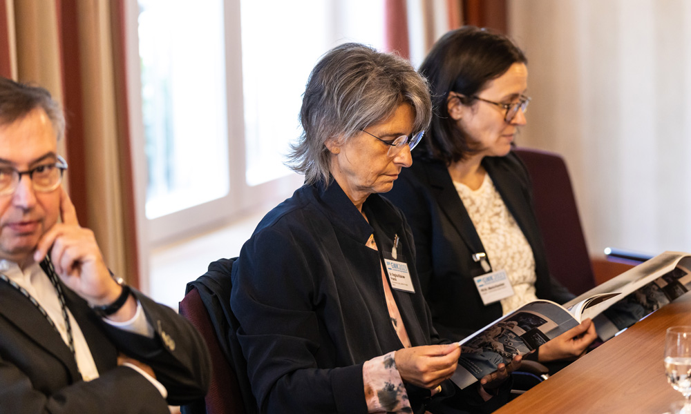 In der Vorbesprechung - Broschürenlektüre: Karsten Honsel, Dr. Regina Klakow-Franck, PD Dr. Maria Margarete Karsten