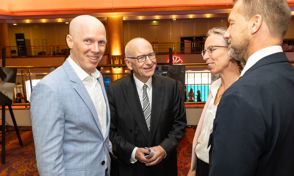 Staatsrat Tim Angerer mit Kongresspräsident Prof. Heinz Lohmann und Stiftungsvorstand Carolina Lohfert Praetorius und Prof. Dr. Dr. Kai Zacharowski