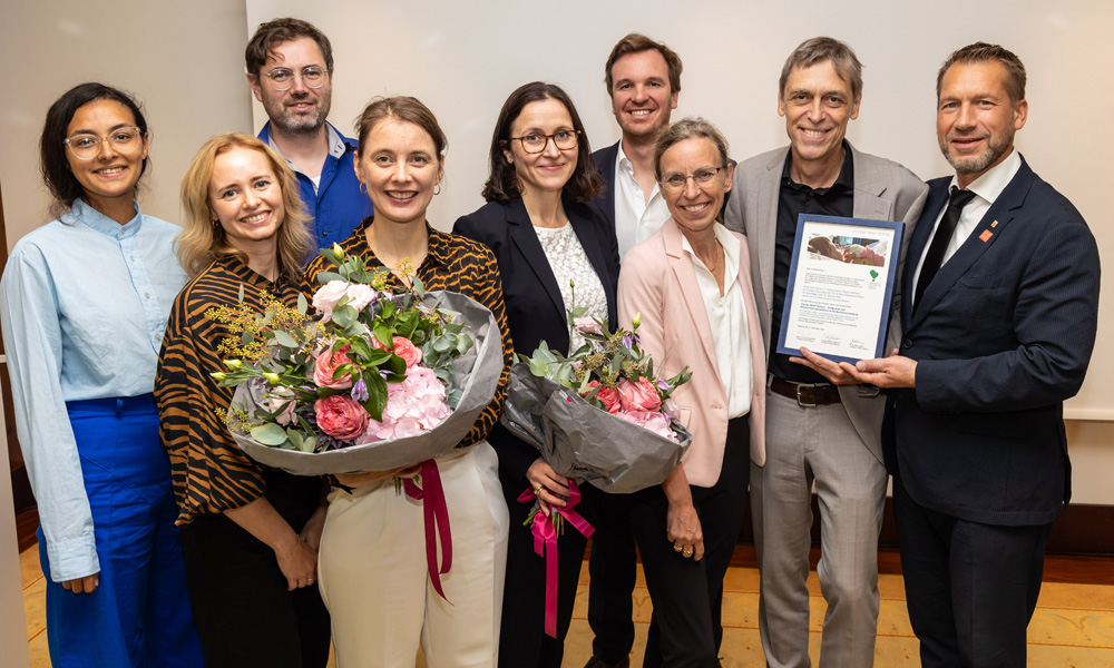 Das Projektteam mit dem Stiftungsvorstand v.l.n.r: Dr. Alizé Rogge, Dr. Andrea Figura, PD Dr. Felix Fischer, Claudia Hartmann, PD Dr. Maria Margarete Karsten, Dr. Christoph Paul Klapproth (alle Charité), Carolina Lohfert Praetorius (Vorstand Christoph Lohfert Stiftung), Prof. Dr. Matthias Rose (Charité), Prof. Dr. Dr. Kai Zacharowski (Vorstand Christoph Lohfert Stiftung) Foto: M. Rauhe