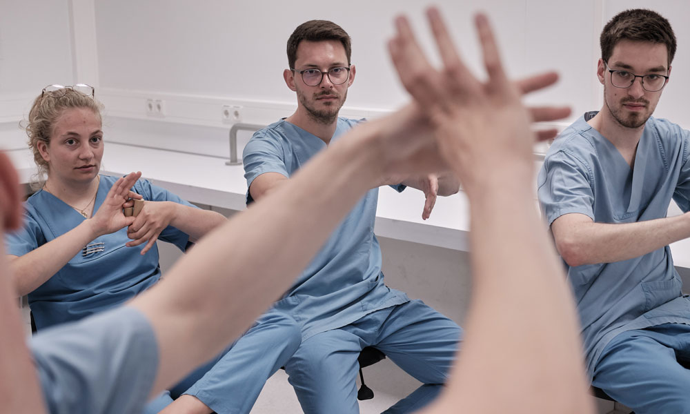 Das Lehren lernen mittels Korkenziehertrick, aus der Fotoreportage von Bertram Solcher, erscheint im Sept. 2024
