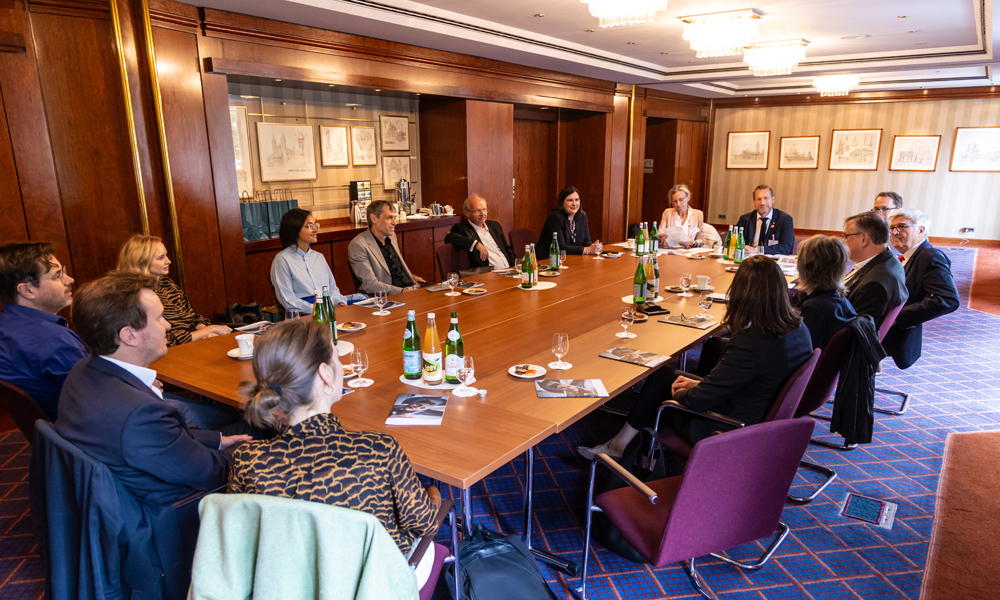 Kennenlerngespräch mit Jury, Vorstand und dem Preisträgerteam am Tag der Preisverleihung